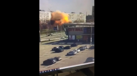 Momentul în care o rachetă trimisă de Putin lovește un bloc din Zaporojie. Mesajul tranșant al lui Zelenski